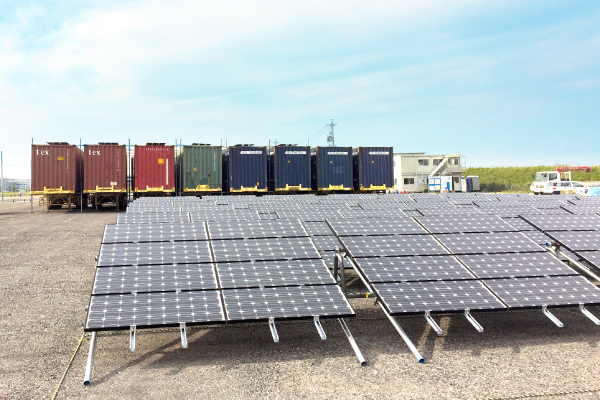 伊勢志摩サミットに採用されたパーソナルエナジーに電力を供給する太陽光パネル