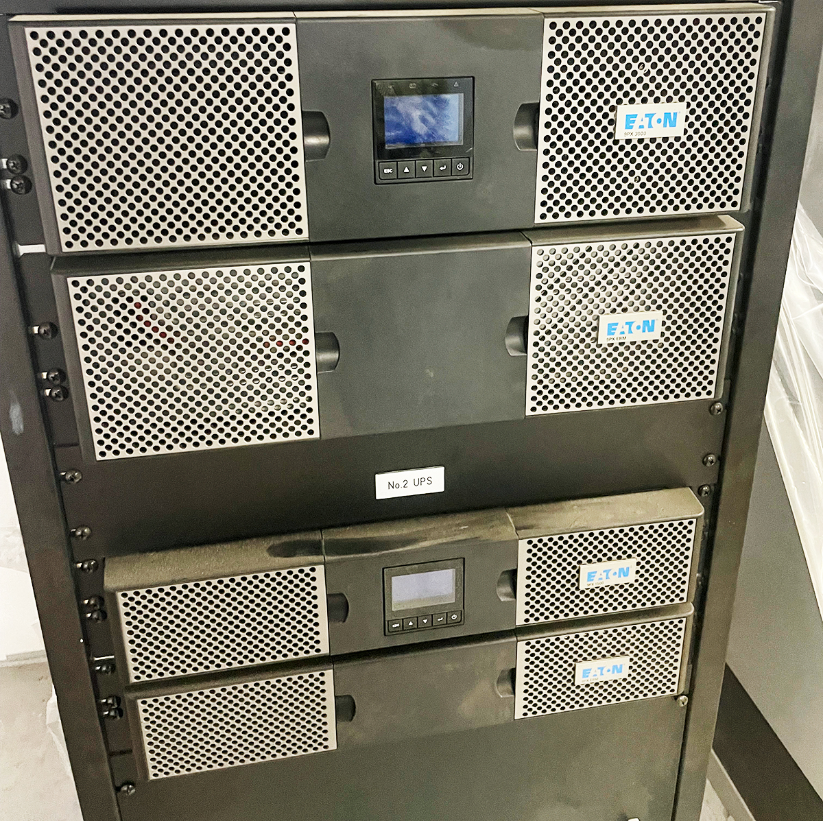 ラックに実装されたUPS。正常に見えていても、赤ランプ、保持時間不足、復電時トラブルなど見落とされがちな前兆がある