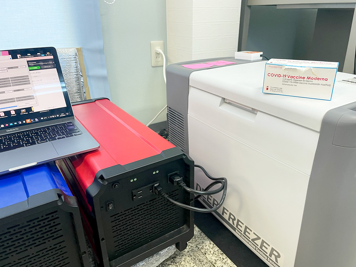 COVID-19ワクチン用冷凍庫とバックアップ電源の現場写真。保管設備、温度記録、通報系の電源バックアップが重要になる例