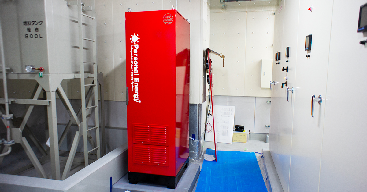 PV-UPSを用いた大型独立型バックアップ電源の現場設置写真。CPC・細胞培養施設の重要負荷電源設計にも応用できる現場写真