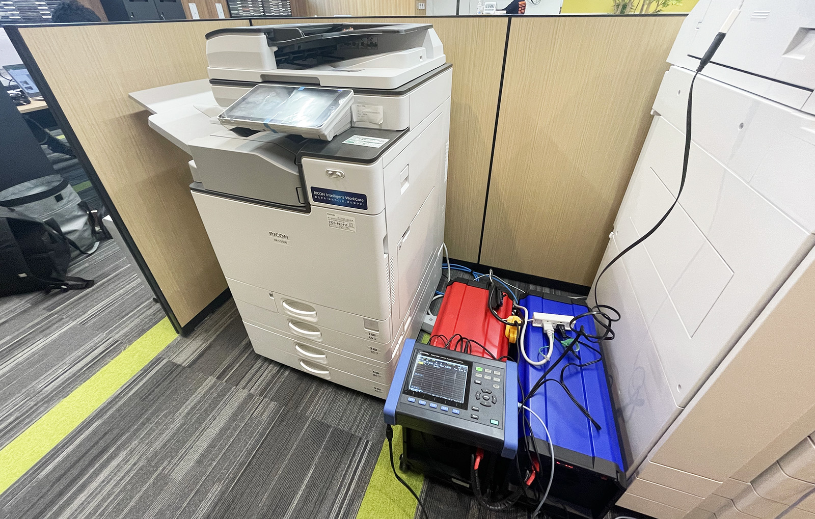 UPSの負荷故障（過負荷）はなぜ起きる？焦げ臭い・鳴り止まない原因と現場での解決策