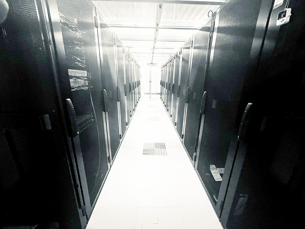 自社データセンターのサーバールーム。自治体の情報システム設備における可用性確保のイメージ