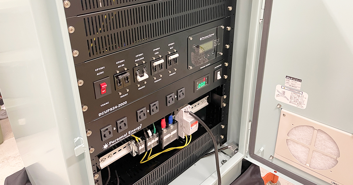 当社製品DCUPS。制御用DC24Vバスライン向けの長時間UPSを制御盤へ実装した例