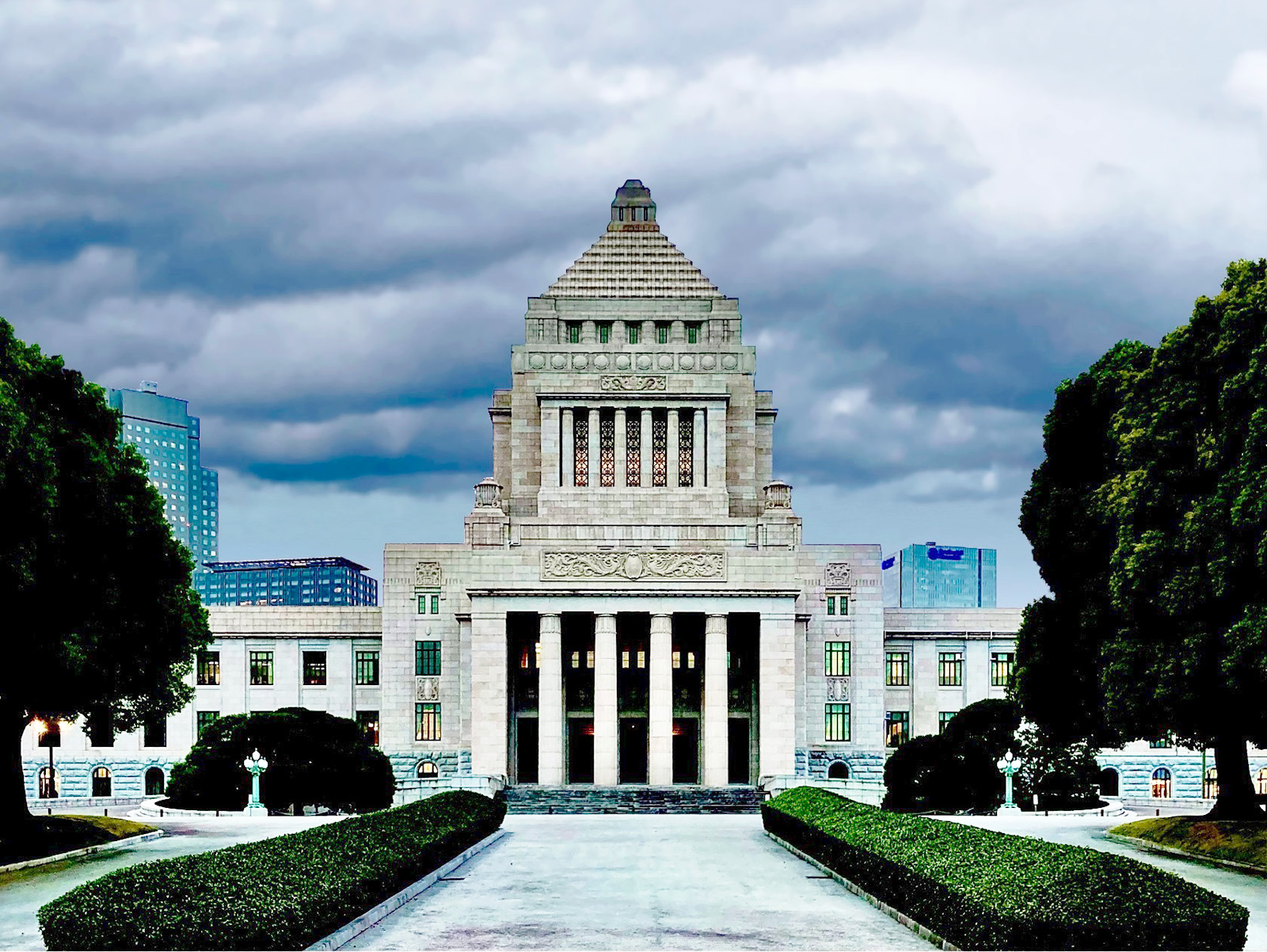 国会議事堂と暗雲で表現した、日本社会の現状維持に残された2年のカウントダウン