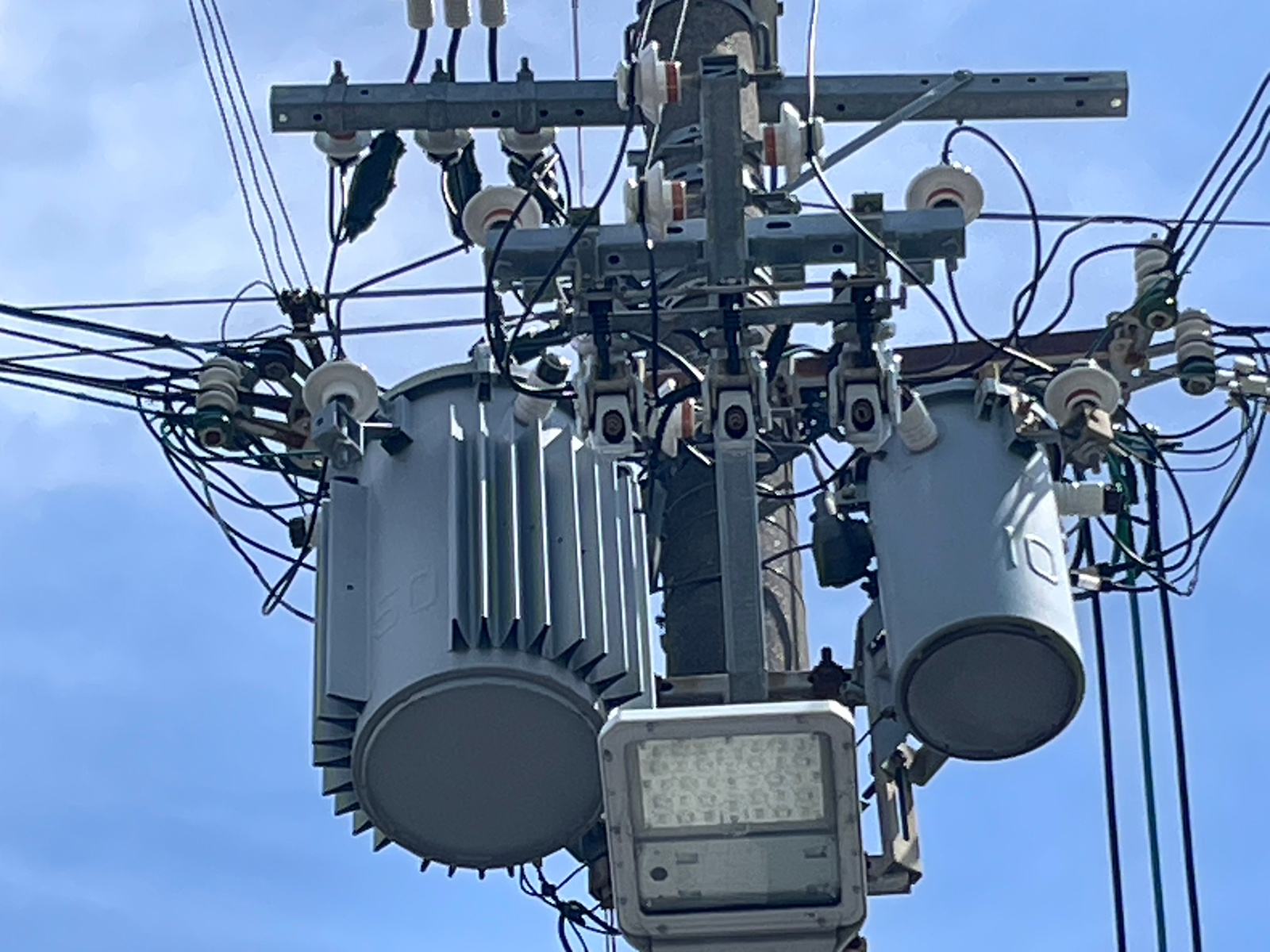 配電線の柱上変圧器と電力量計。施設へ電気が届く前段の電力設備。