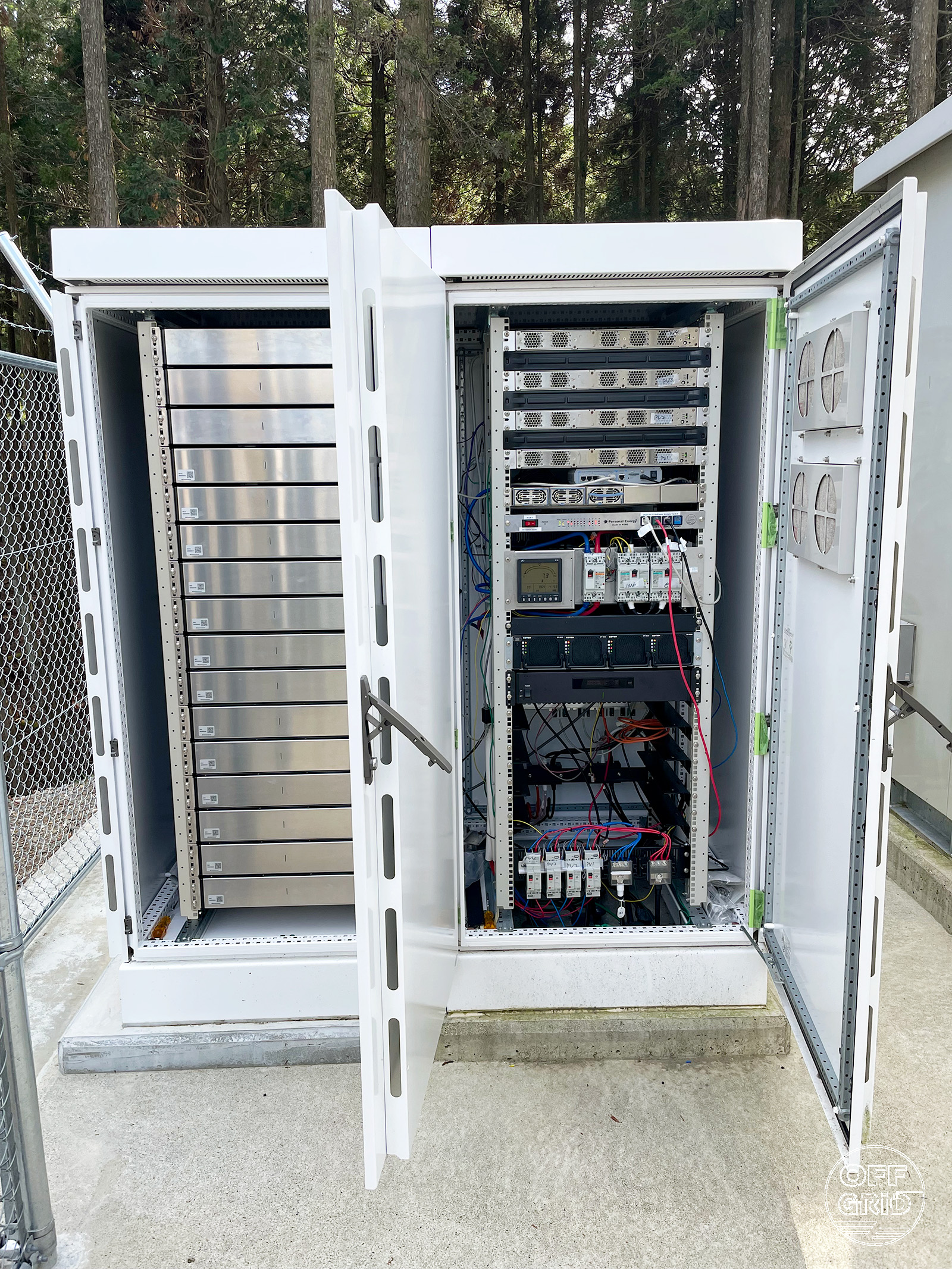 仰烏帽子中継局筐体内部 全景