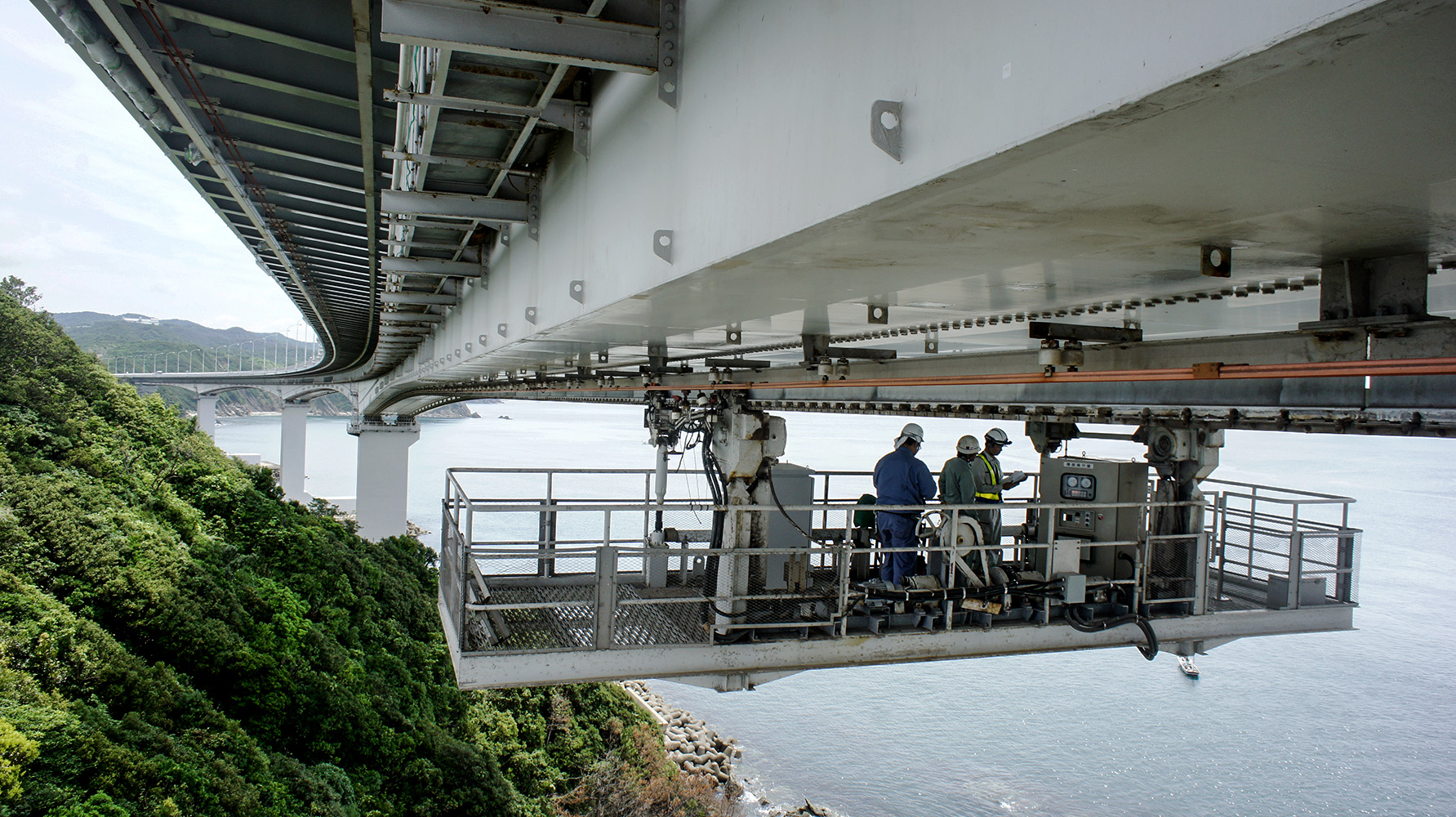 本州四国連絡橋の移動式作業台車とパーソナルエナジー