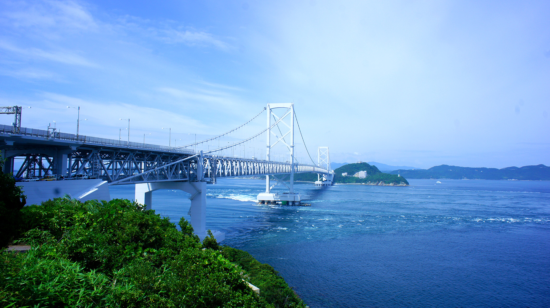 鳴門海峡に架かる大鳴門橋の全景