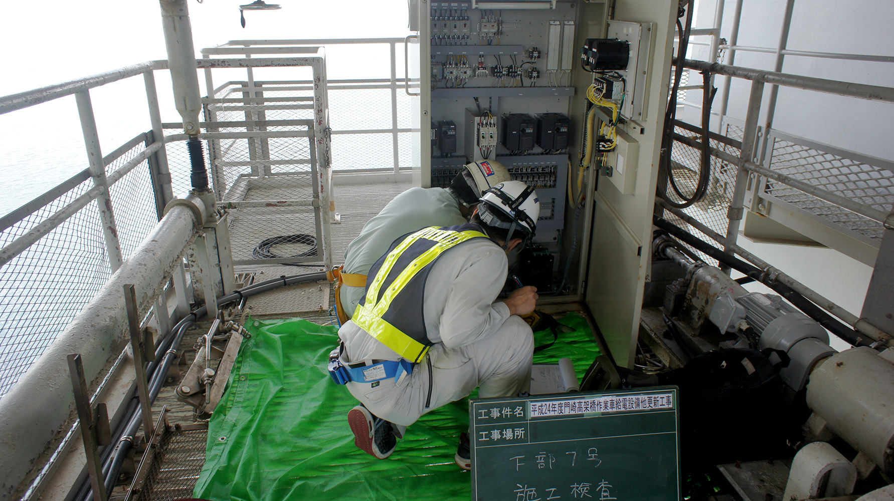 大鳴門橋の移動式作業台車で行われる電気設備の施工検査