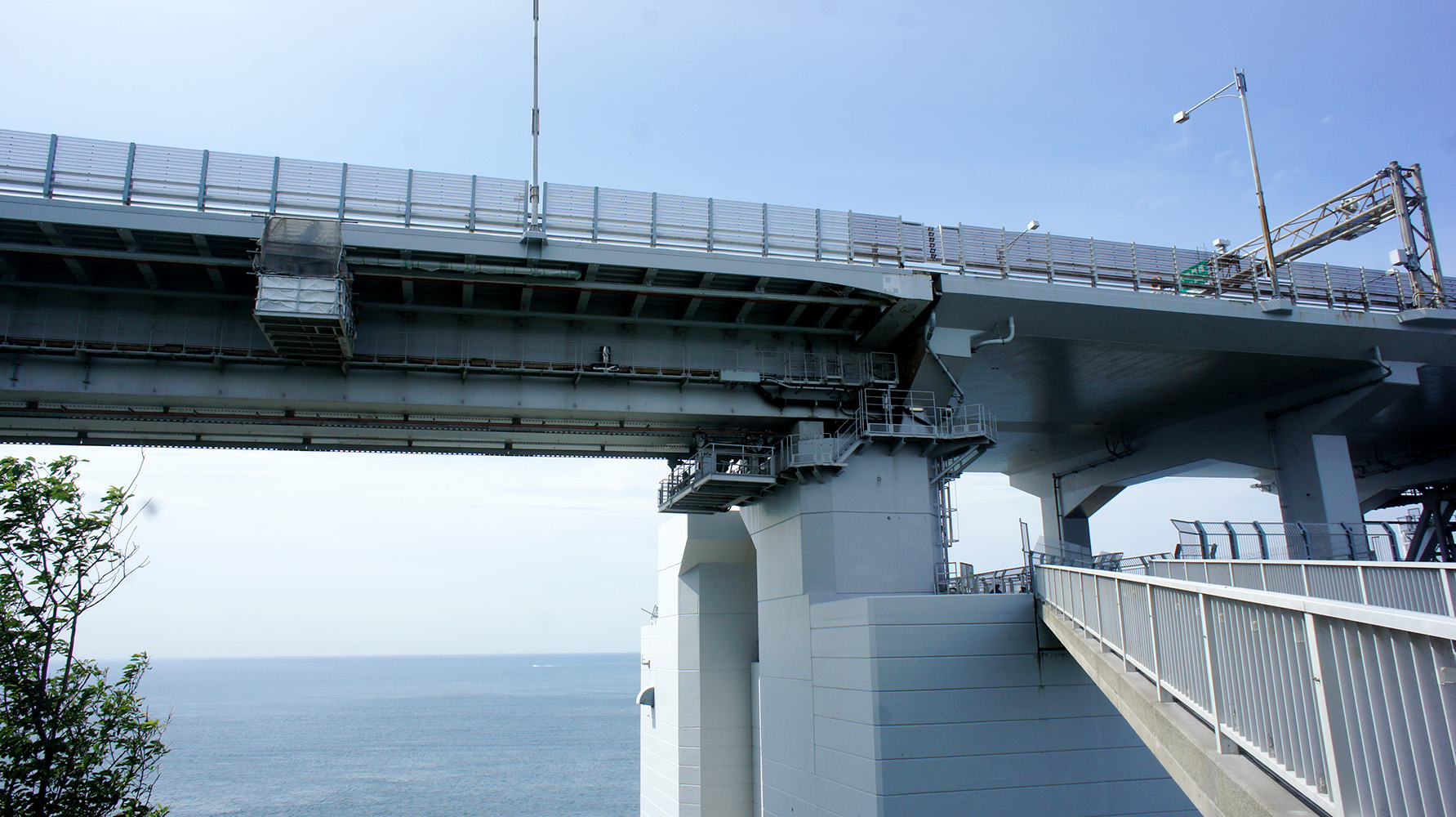 大鳴門橋下面を移動する点検補修用作業台車の遠景