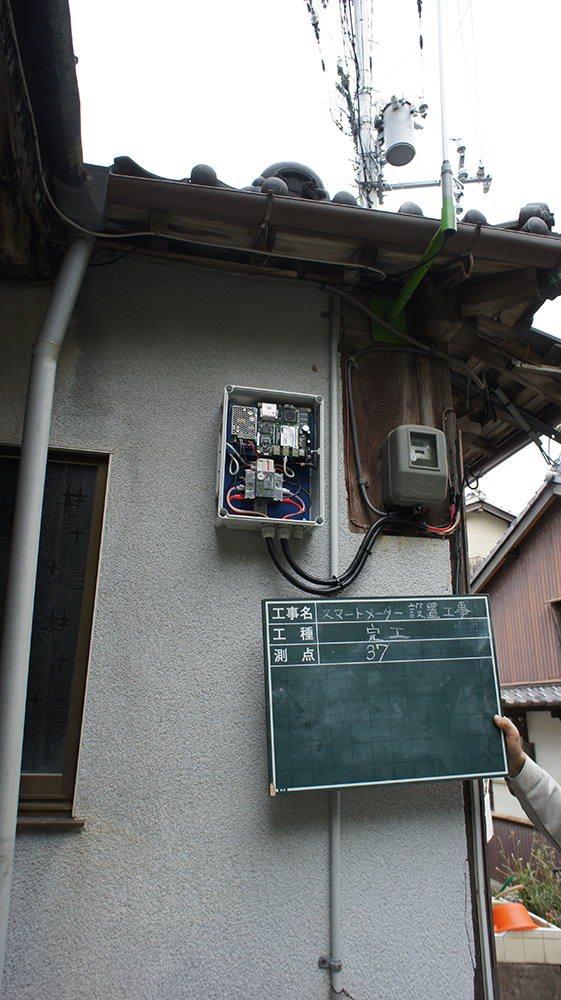 電力会社の料金計量用電力量計と実証用デジタル検定付電力量計