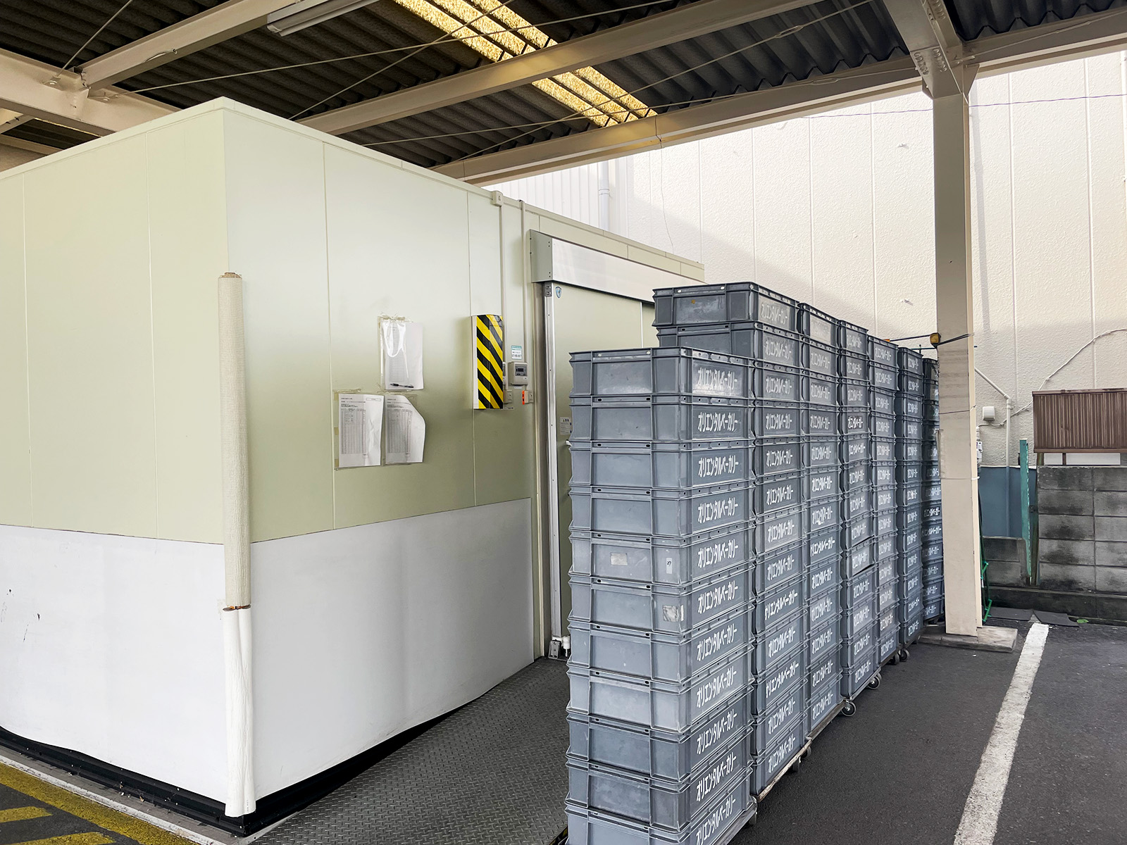 オリエンタルベーカリーの翌日製造・出荷を支える設備とパン用コンテナ