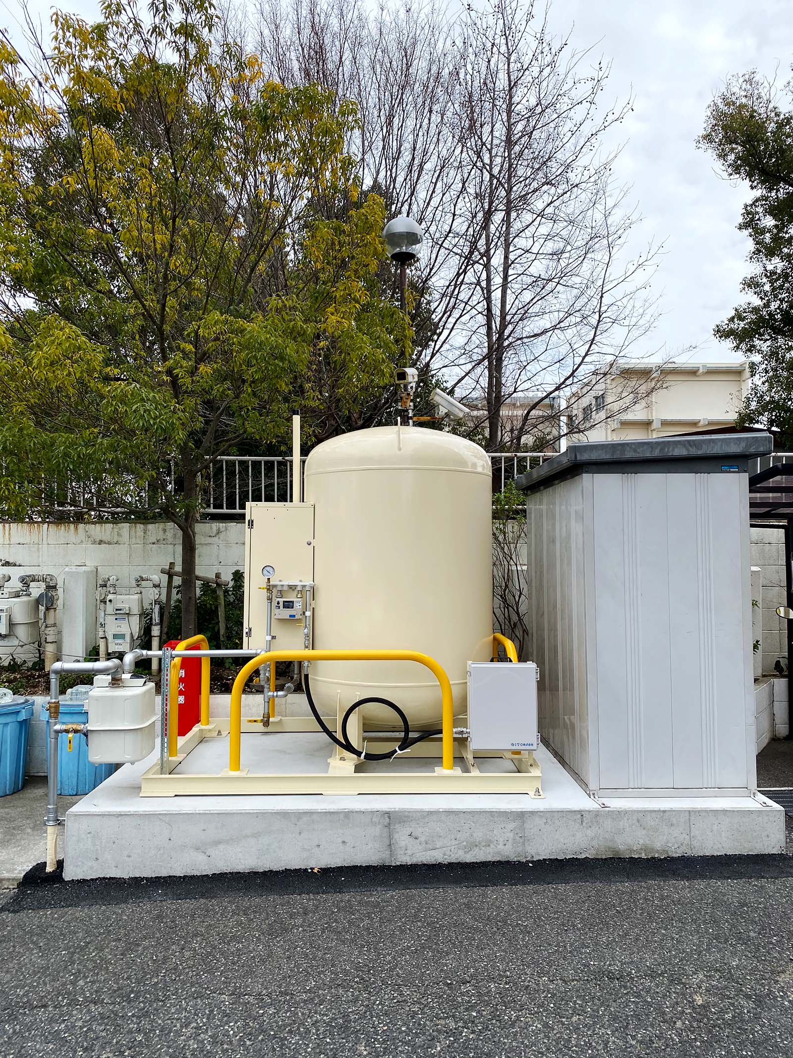 特別養護老人ホーム博寿苑の建物から離隔して配置された980kg LPガスバルク貯槽