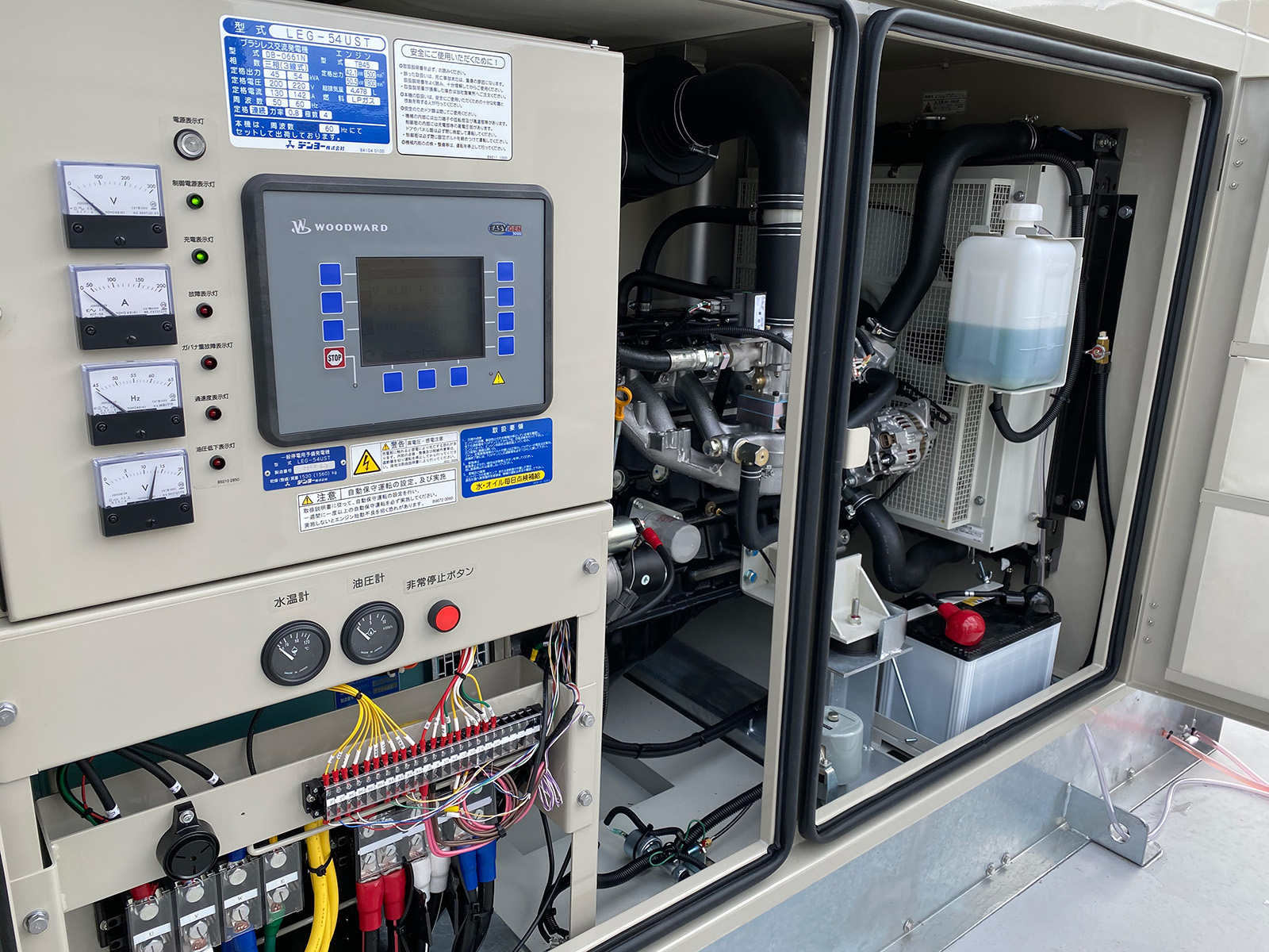 54kVA級LPガス発電機内部の制御盤とエンジン