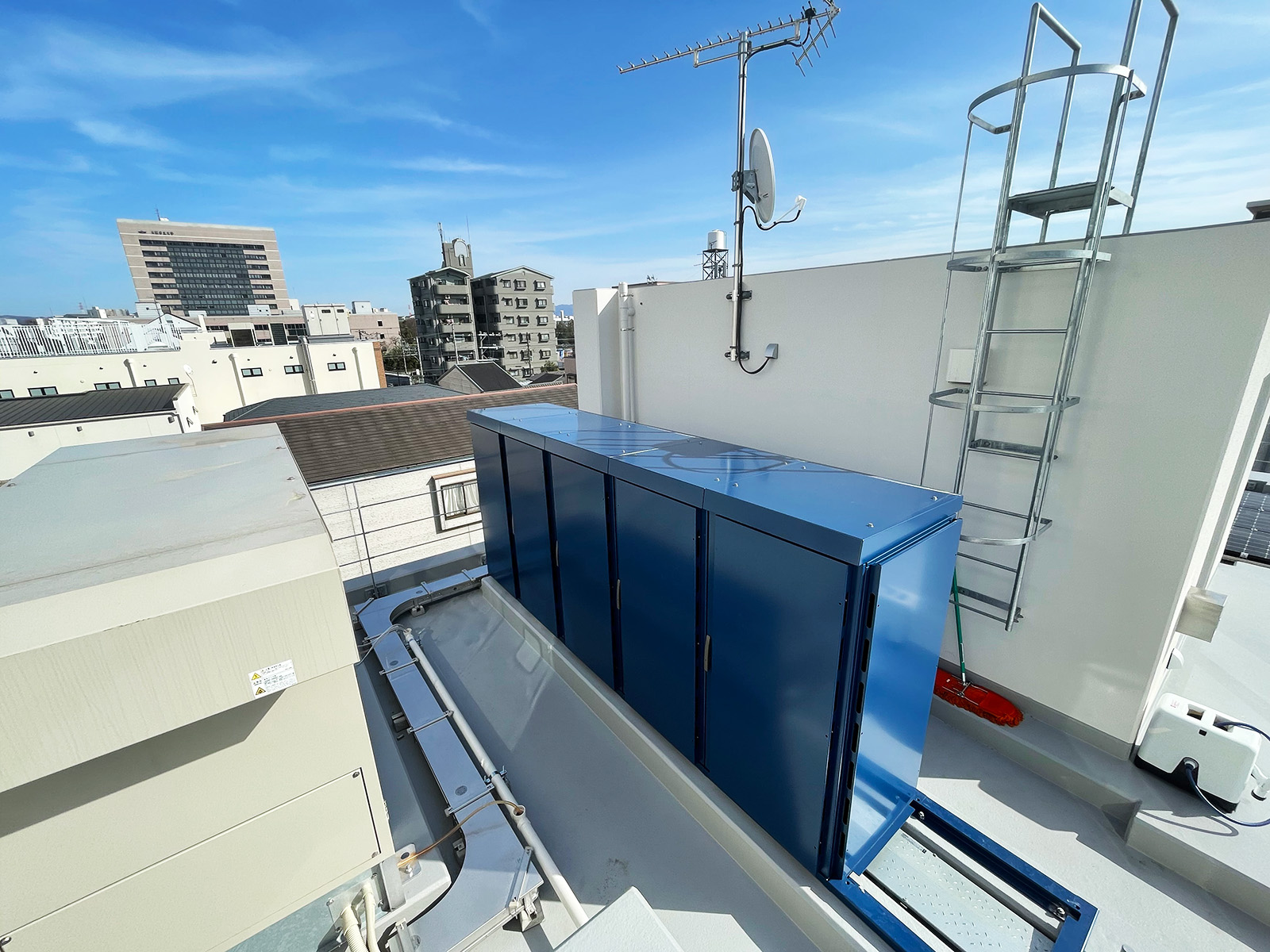 社屋全体を低圧オフグリッド化という判断