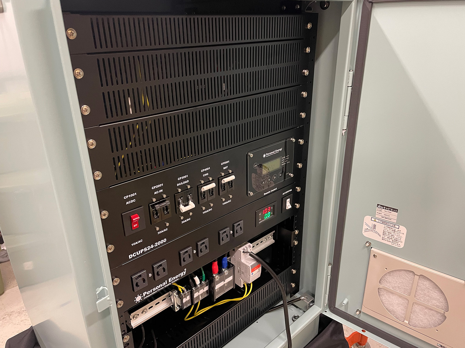 当社が製作したEngineUPSの制御盤内部、DC24V電源装置と蓄電池