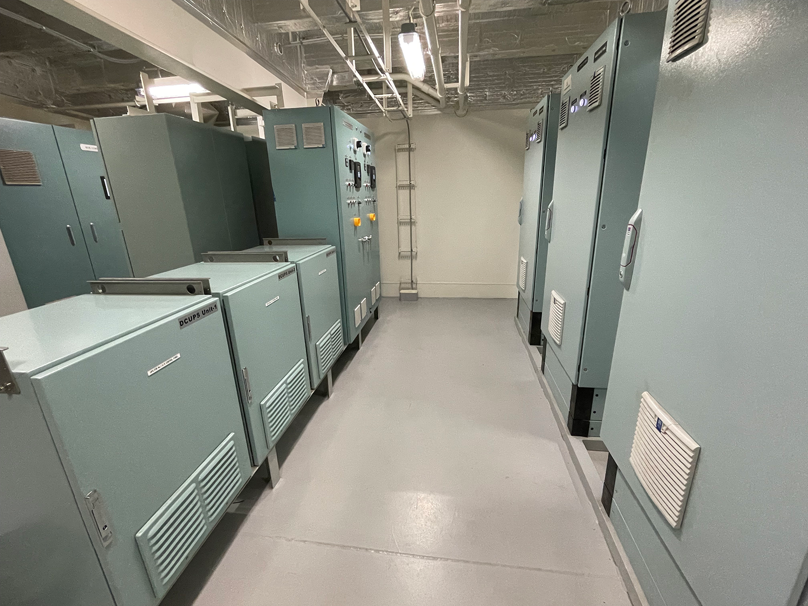 LNG燃料船の船内電気室に設置されたEngineUPS