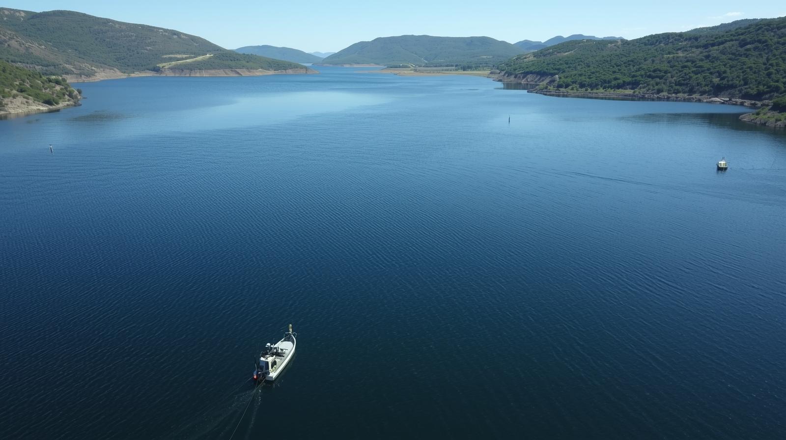 水道貯水池調査と無人ボート（イメージ）