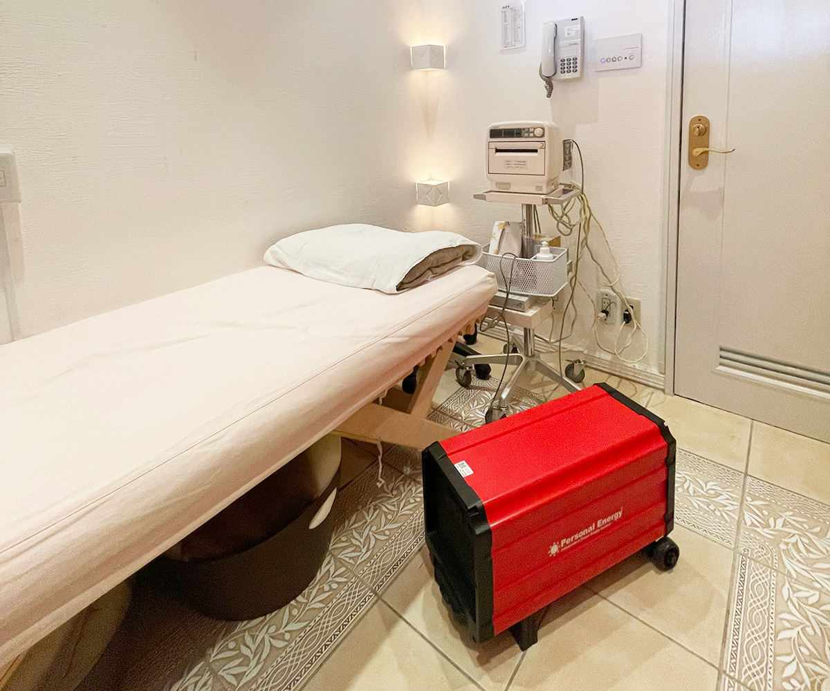 施術室で医療機器を支える可搬型電源